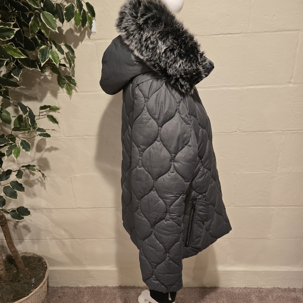 Women's Gray Quilted Puffer Jacket with Faux Fur Hood - Picture 7 of 15